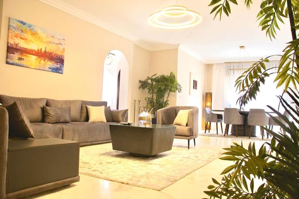 Luxe With Private Gym In Apartment